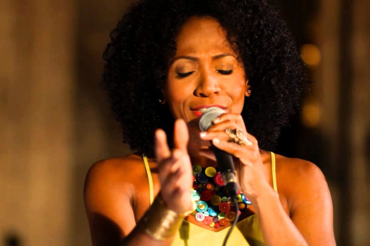 Karla Kanora cantando
